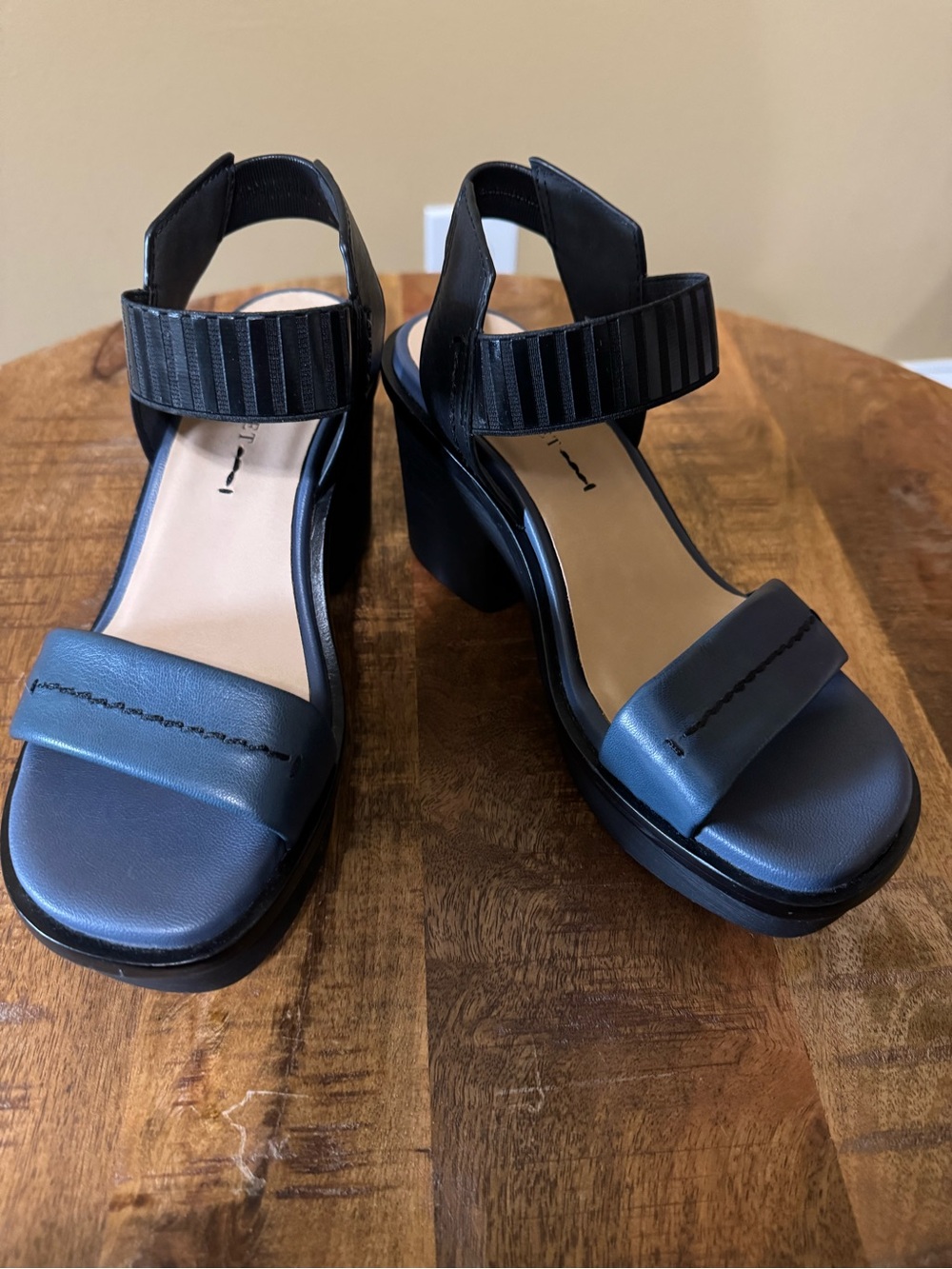 Naked Feet Navy and Black Strappy Flat Sandals 8.5 - Picture 6 of 9